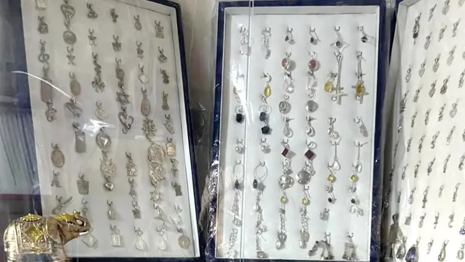 Policía investiga triple robo en joyerías de Cochabamba; dos tiendas se niegan a la inspección