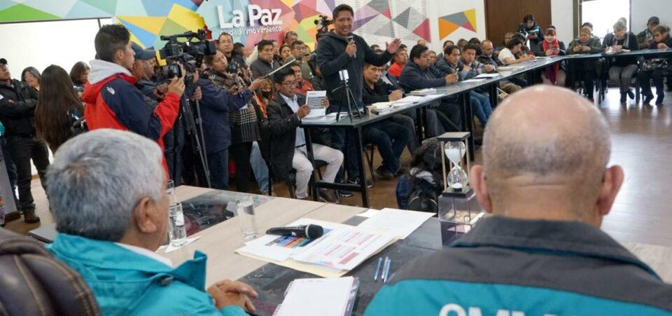 Trameaje: Choferes paceños culpan a sus colegas de El Alto; reinstalan reunión para definir nueva tarifa