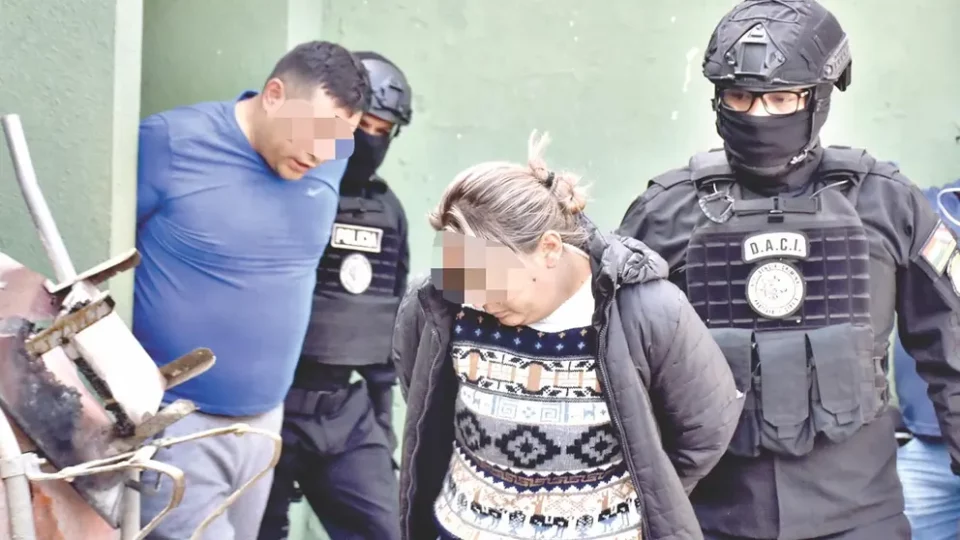 Justicia ordena detención preventiva para Tony David T. y domiciliaria para Isaura O. por robos en joyerías de Cochabamba y Sucre