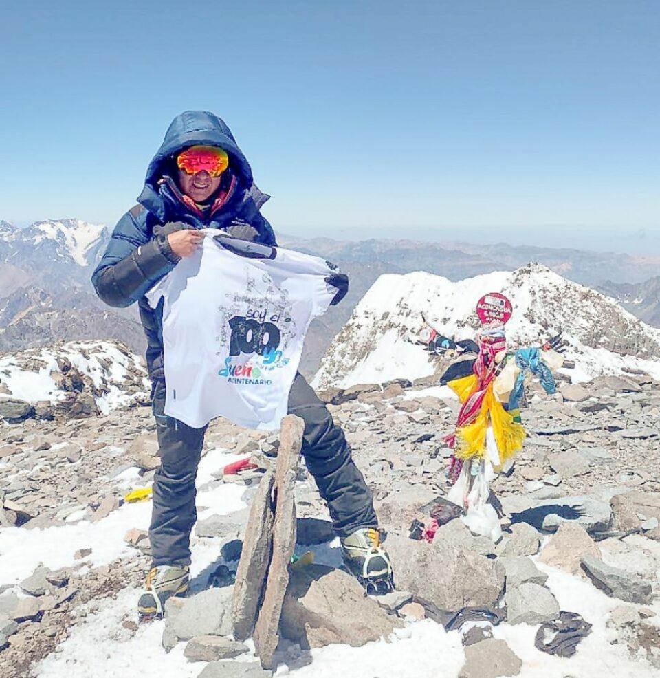 Alpinista paceño conquista la cumbre más alta de Sudamérica