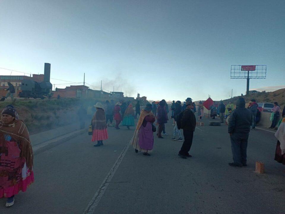 Vecinos de El Alto instalan bloqueos en la carretera La Paz-Oruro