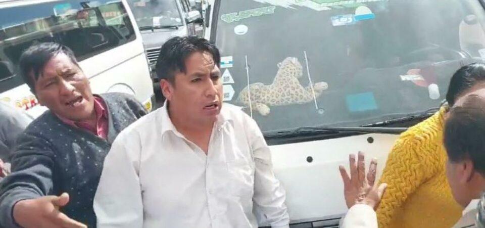 El Alto: Choferes y padres de familias pelean al ingreso del aeropuerto