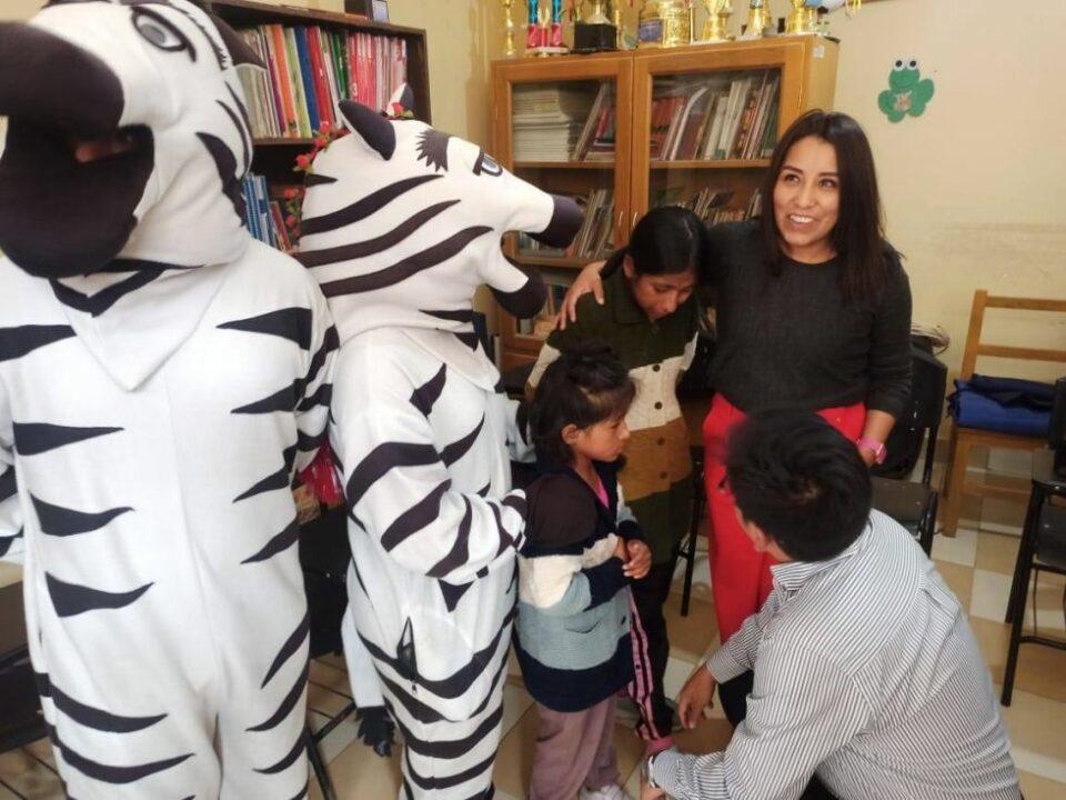 Un noble gesto de solidaridad en Sucre: Niños que pedían útiles reciben material escolar