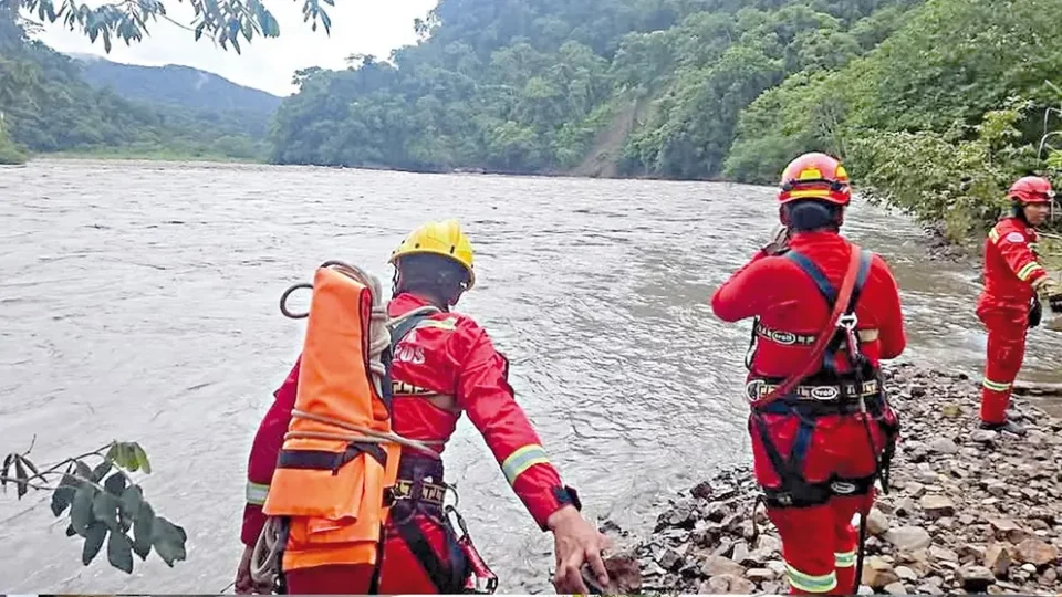 Vagoneta se embarranca y cae al río Espíritu Santo en Villa Tunari; buscan a desaparecidos