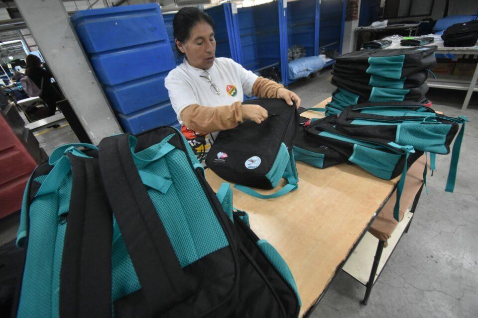 Alcaldía de La Paz presenta cronograma de entrega de mochilas escolares en seis macrodistritos