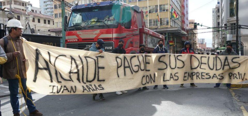 Volqueteros bloquean en La Paz ante supuesta deuda millonaria del municipio a empresas privadas