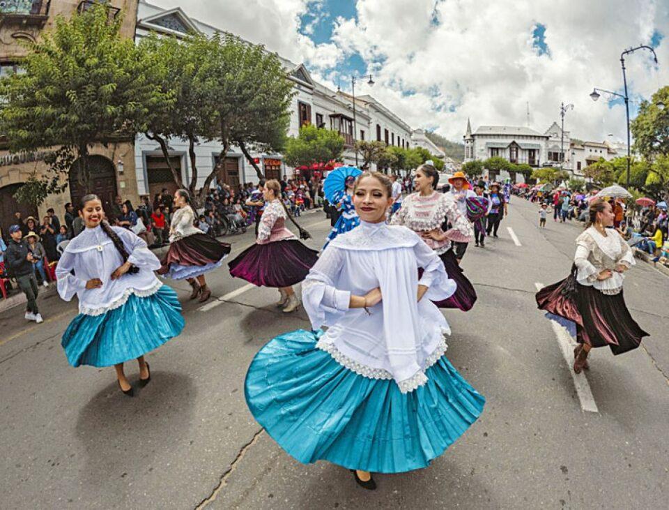 Capitalinos celebran el Bicentenario con la vibrante Entrada del Carnaval de Antaño