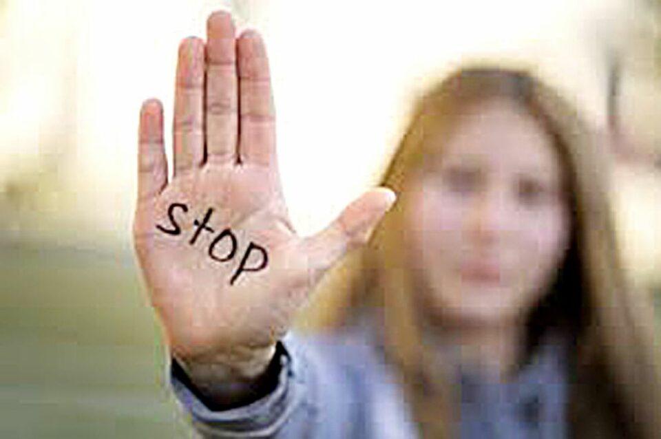 Adolescente denuncia a joven de violarla y embarazarla