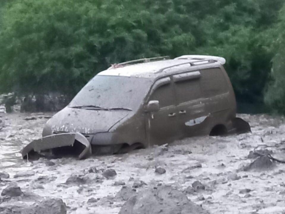 Una mazamorra arrastra tres vehículos de maestros rurales en San Lucas