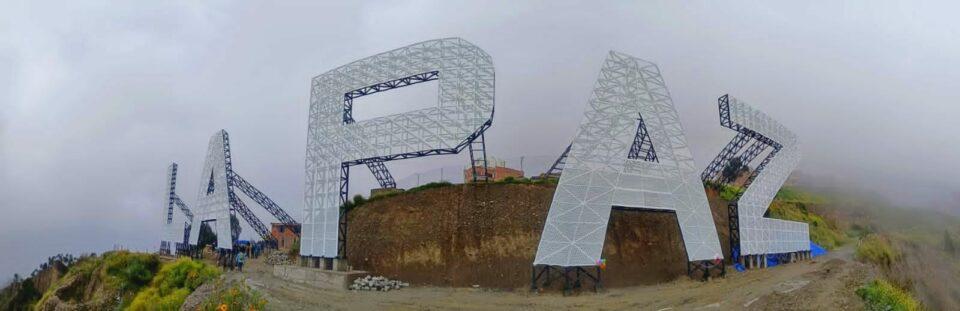 Lluvia de críticas por el megaletrero construido en La Paz