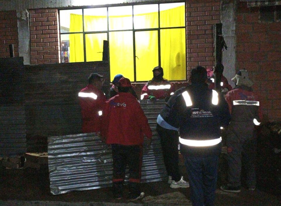 Un muro cede en el colegio Armada Boliviana y la Alcaldía asegura el lugar con callapos y calaminas