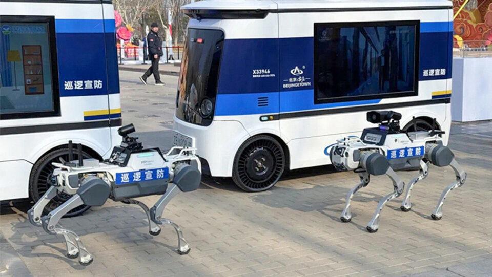 China: crean una "mascota metálica robot" para patrullar calles