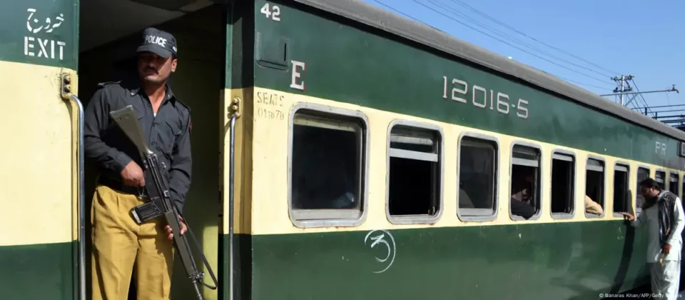 Pakistán: secuestran un tren con cientos de pasajeros abordo
