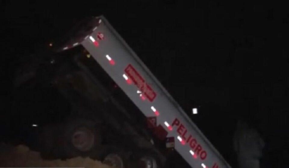 Camión cisterna queda atrapado en la ruta Cochabamba-Oruro ante hundimiento de la capa asfáltica