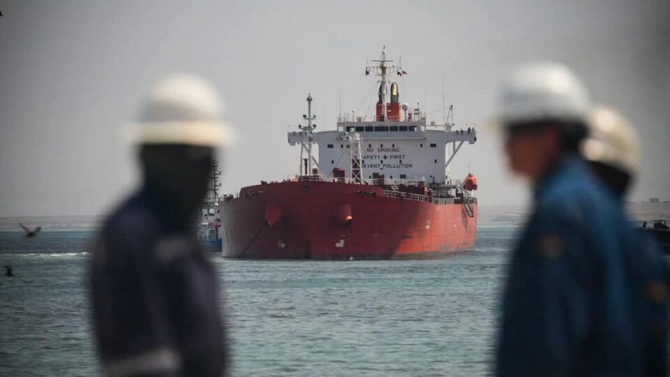 En Arica inicia la descarga de al menos 47 millones de litros de gasolina, más de 120 cisternas por día se dirigen a Bolivia