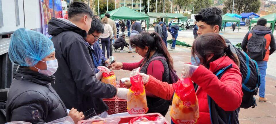 Emapa habilita un punto móvil de venta de carne de pollo en la plaza Villarroel