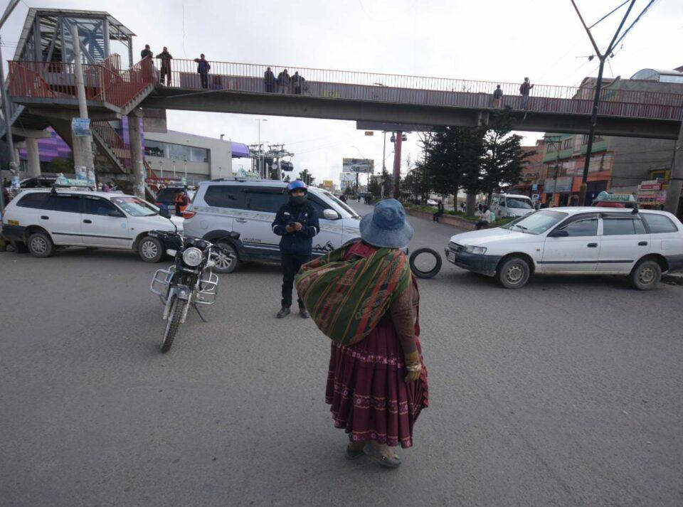 El Alto paralizado: bloqueo vecinal y paro de transporte agravan la crisis de movilidad