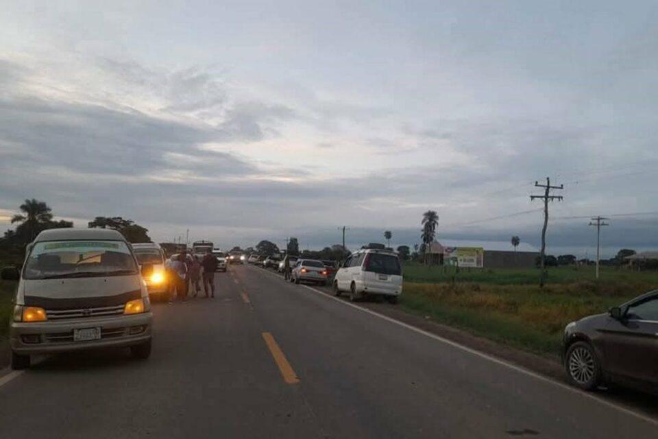 Municipios cruceños instalan bloqueos en caminos carreteros