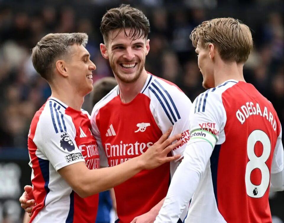 Arsenal golea 4-0 en Ipswich y aplaza el título del Liverpool