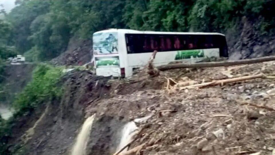 Mujer muere en derrumbe en ruta hacia el Trópico