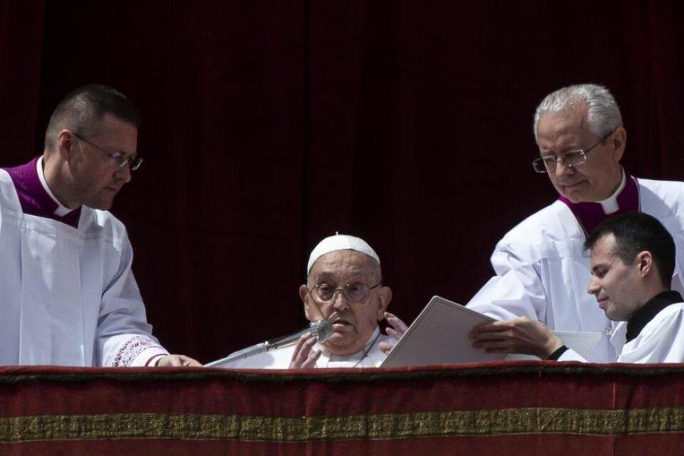El Papa aparece para la bendición Urbi et Orbi tras la misa del Domingo de Resurrección