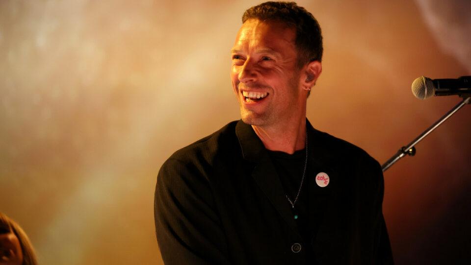 El líder de Coldplay dedica una canción improvisada a un fan ruso en pleno concierto