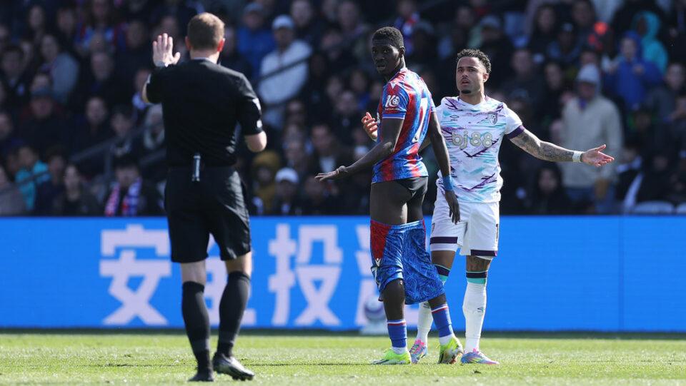 Jugador le baja los 'shorts' a un rival en acalorado partido de la Premier League