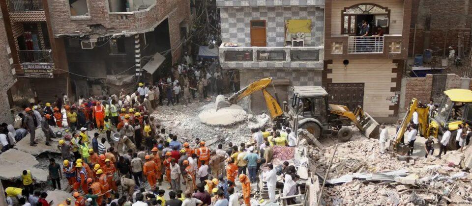 Al menos 11 muertos por derrumbe de un edificio en India