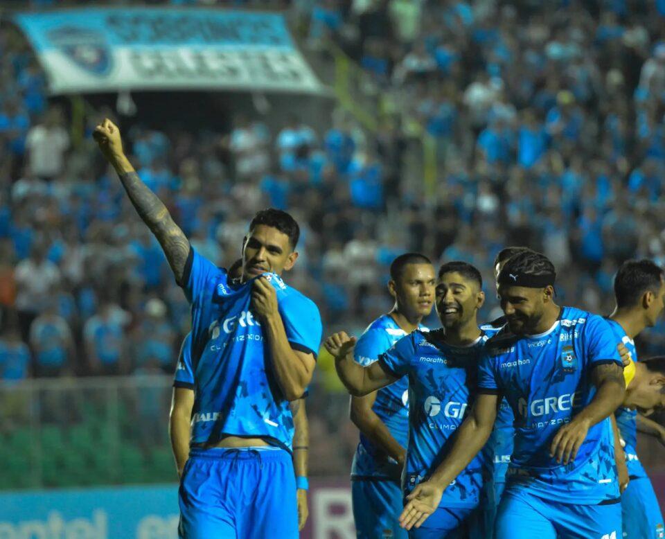 Blooming se impone 3-1 a Independiente y trepa al segundo puesto