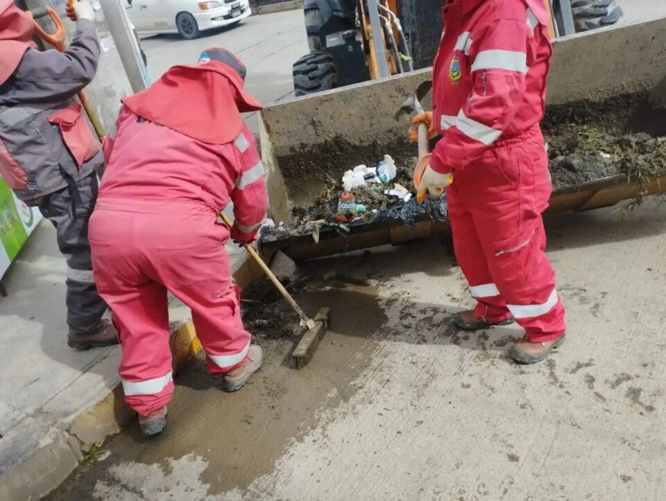 Avenidas inundadas en El Alto, tras lluvias y granizadas