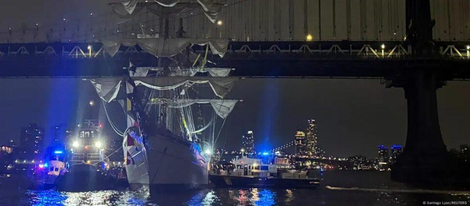 Buque mexicano choca con puente de Brooklyn y hay 2 muertos