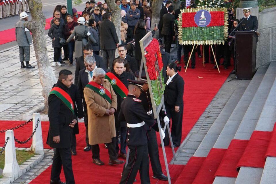 Autoridades e instituciones participan en entrega floral por la Gesta Libertaria de La Paz