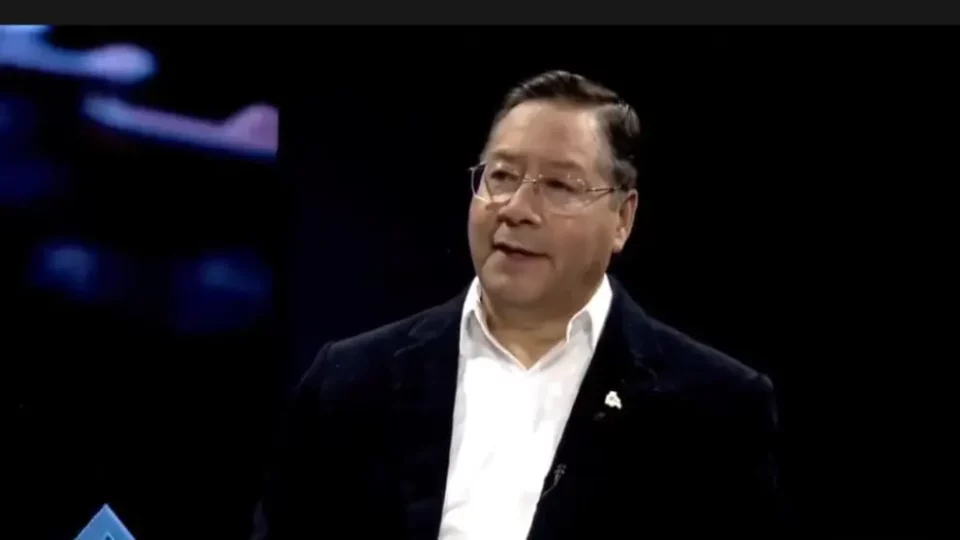 Arce afirma que la falta de dólares genera problemas en importación de combustible