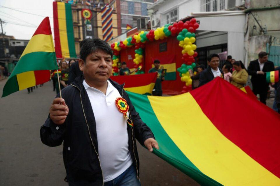 Bolivianos celebran en Asunción el Bicentenario con desfile y homenaje de la Armada Paraguaya
