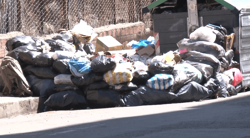 Saturación de basuras en las calles paceñas por bloqueos en el botadero Sak’a Churu