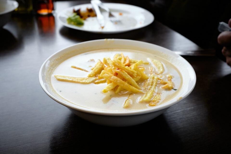 Accidente en restaurante: vehículo arrolla a dos influencers gastronómicos