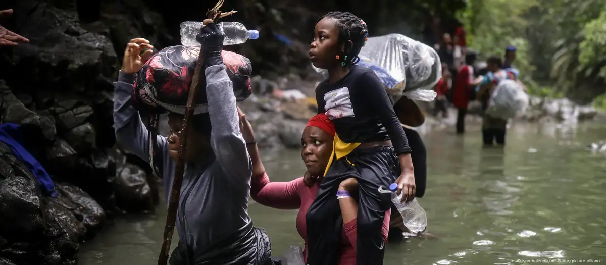 Más de 200 restos de migrantes permanecen sin identificar en Panamá