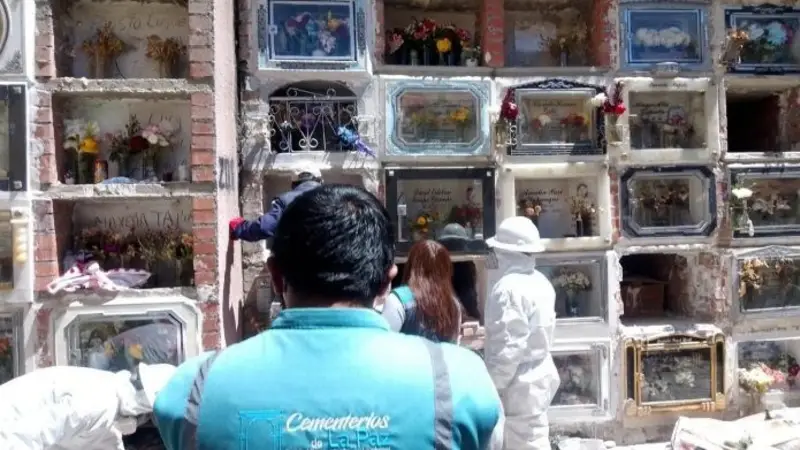 Confusión de nichos en La Paz: directora de cementerios culpa a las funerarias y anuncia búsqueda de difuntos