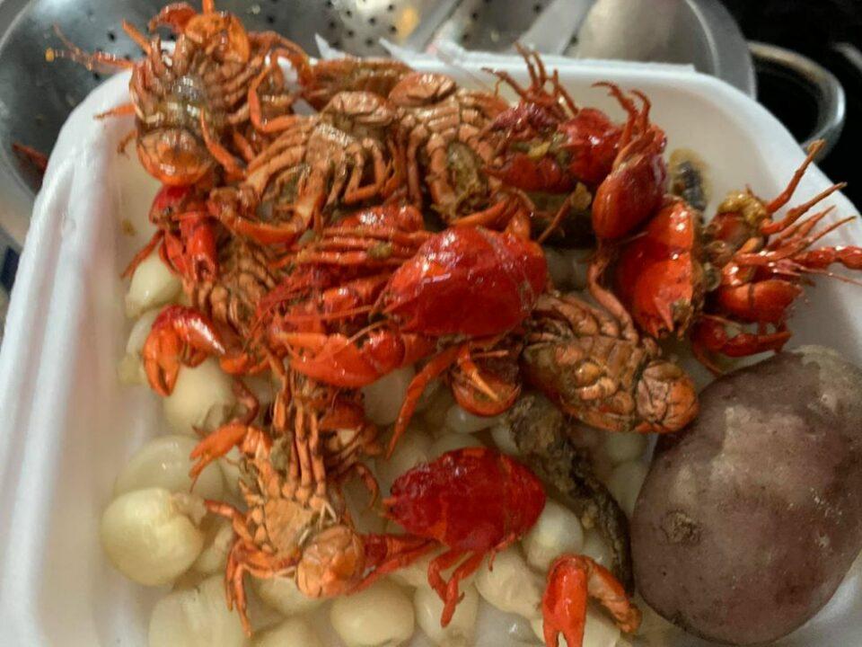 Tarija sorprende en la Expocruz y presenta el helado de vino y los cangrejitos