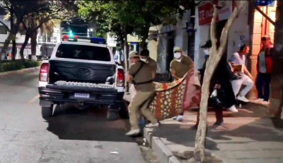 Mujer muere en Tarija: la Policía no descarta feminicidio y aprehendió a su pareja, "un efectivo"
