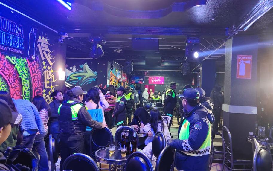 Intendencia Municipal interviene bar con licencia vencida y 145 personas son arrestadas