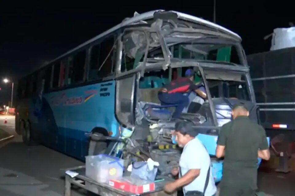 Cotoca: pasajeros escapan por las ventanas tras choque de la flota en la que viajaban