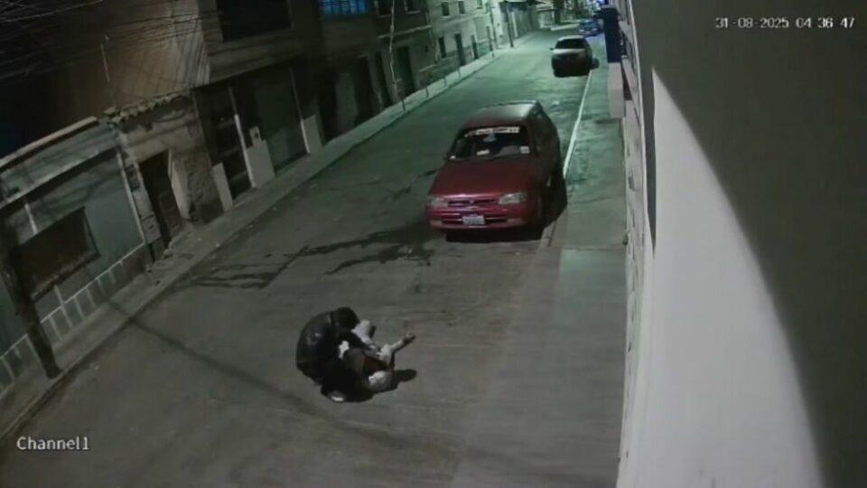 Hombre fue captado por cámaras mientras este golpeaba a su enamorada