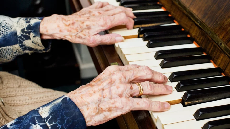 Estudio revela que la música podría proteger al cerebro del encogimiento tras los 40