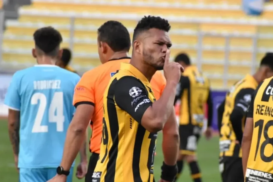 FIFA sanciona a The Strongest por una deuda con Rolando Blackburn