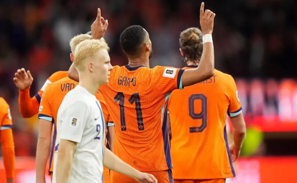 Países Bajos vence 4-0 a Finlandia y sigue hacia el Mundial