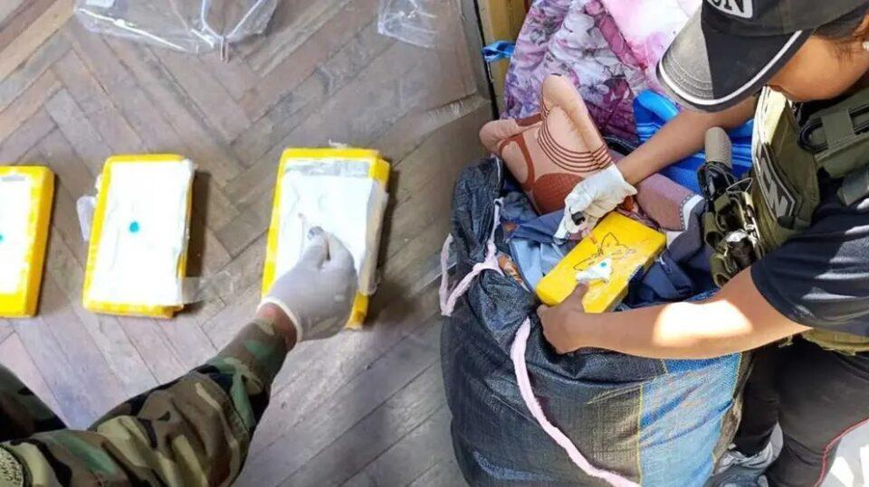 Cerca de un centenar de estudiantes de la Universidad Mayor de San Andrés (UMSA), Universidad Privada Franz Tamayo (Unifranz) y Universidad Católica Boliviana (UCB) visitaron el primer viernes del mes, el Centro Cultural Museo Marina Núñez del Prado para conocer la vida y el legado de la escultora boliviana. “A lo largo de la jornada, desde las 08h30 hasta las 22h00 horas, se realizaron visitas guiadas continuas, que permitieron a más de 90 universitarios acercarse a la obra de una de las escultoras más trascendentales de Bolivia y Latinoamérica: Marina Núñez del Prado”, según un reporte del Centro Cultural Museo Marina Núñez del Prado. Durante los recorridos, los estudiantes conocieron las 12 salas de exposición permanente, que albergan más de 500 piezas en mármol, ónix, bronce, madera y alabastro. Cada sala reveló aspectos esenciales del universo creativo de Marina: su profunda conexión con la naturaleza, la exaltación de la mujer y la búsqueda de formas suaves y dinámicas que transmiten movimiento y espiritualidad. La jornada también incluyó la proyección del audiovisual “Mujeres al viento”, que permitió conocer la obra de Marina Núñez del Prado, generando un espacio de apreciación colectiva sobre su legado artístico y su visión del mundo. Los visitantes manifestaron gran interés en la vida y obra de la artista, encontrando en sus esculturas una fuente de inspiración y reflexión sobre la identidad, la sensibilidad estética y la memoria cultural del país. La experiencia también les permitió reconocer la importancia del Centro Cultural Museo Marina Núñez del Prado como espacio de aprendizaje, investigación y diálogo entre generaciones con una mirada hacia el futuro. Asimismo, docentes y universitarios acompañaron las visitas y destacaron la importancia de vincular la formación académica con los espacios culturales que preservan la memoria y promueven la creatividad. El repositorio está ubicado en la avenida Ecuador 2034, final túnel del Instituto Americano, zona Sopocachi, y abre sus puertas de lunes a viernes, de 08h30 a 16h30. El Centro Cultural Museo Marina Núñez del Prado invitó a la población a recorrer sus salas y reafirmó su compromiso con la formación de públicos jóvenes y el fortalecimiento de la relación entre las universidades y los espacios culturales.