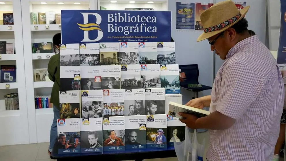 Presenta una colección de 25 volúmenes dedicados a héroes y heroínas culturales