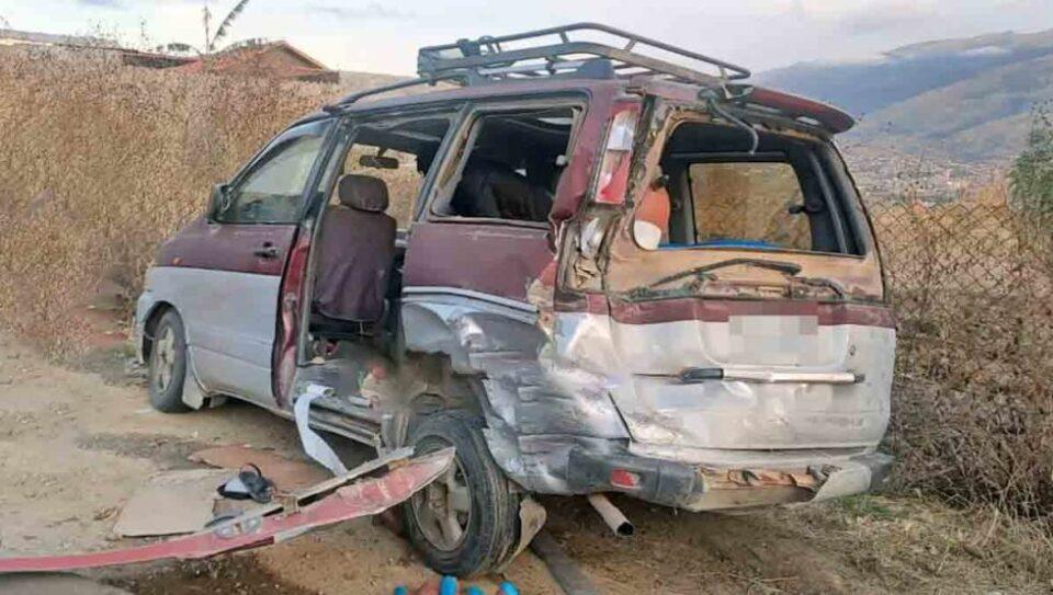 Vehículo vuelca en la ruta Cochabamba - Oruro; hay un muerto y diez heridos