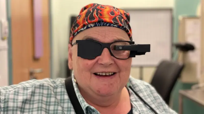 Nuevo implante ocular permite a personas ciegas recuperar la lectura